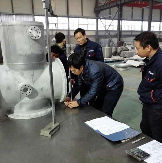 客戶對GIS殼體加工尺寸進(jìn)行檢測。